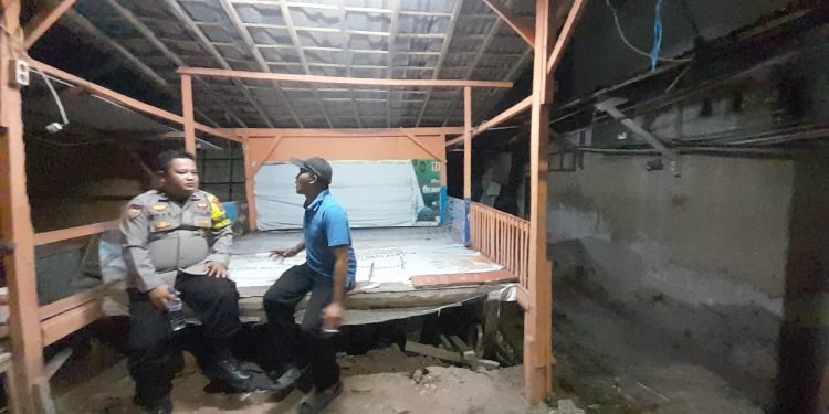 BERIKAN RASA AMAN, POLSEK CIBEBER SAMBANGI PETUGAS RONDA MALAM