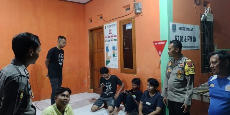 Eratkan Silaturahmi & Komunikasi aktif, Personil Polsek Cibeber sambangi masyarakat Cibeber