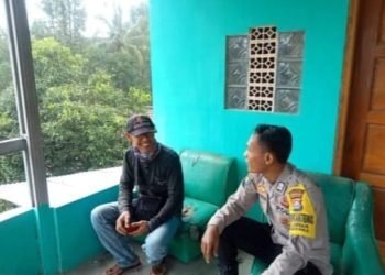 Sikapi Berbagai Informasi, Personel Bhabinkamtibmas Polsek Mancak Polres Cilegon Polda Banten Ngobrol Bareng Tokoh Masyarakat