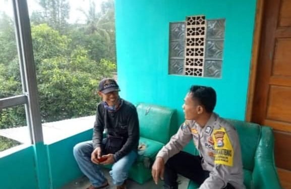 Sikapi Berbagai Informasi, Personel Bhabinkamtibmas Polsek Mancak Polres Cilegon Polda Banten Ngobrol Bareng Tokoh Masyarakat