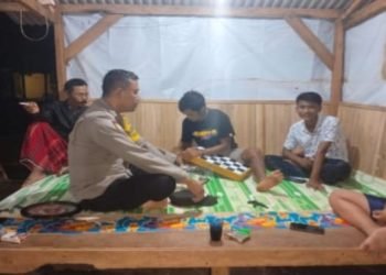 Semangat Ronda Siskamling, personel Bhabinkamtibmas Polsek Mancak Polres Cilegon Polda Banten Motivasi Generasi Muda