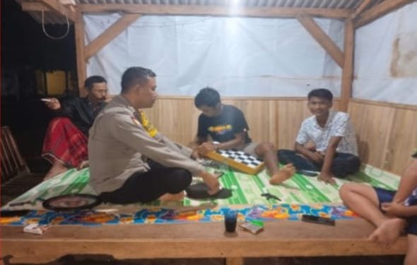 Semangat Ronda Siskamling, personel Bhabinkamtibmas Polsek Mancak Polres Cilegon Polda Banten Motivasi Generasi Muda