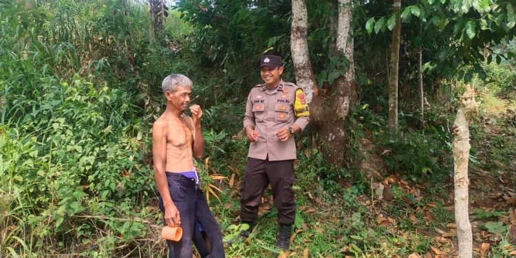 Di manapun Dan Kapanpun, Personel Bhabinkamtibmas Polsek Mancak Polres Cilegon Polda Banten Dekatkan Diri Dengan Tokoh Masyarakat