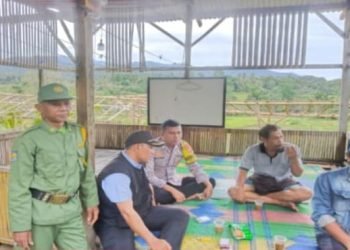 Duduk Dan Dialogis Bersama, Personel Bhabinkamtibmas Polsek Mancak Polres Cilegon Polda Banten Sikapi Perkembangan Kamtibmas Desa Binaan