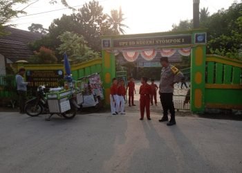 Giat rutin di pagi hari Polsek Kopo polres Serang melaksanakan pengaturan lalu lintas