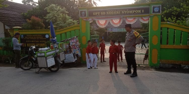 Giat rutin di pagi hari Polsek Kopo polres Serang melaksanakan pengaturan lalu lintas