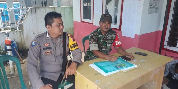 Sinergitas (TNI-POLRI) Polsek Wanasalam Polres Lebak dengan Anggota Posmil Wanasalam Laksanakan Sambang Jalin Komunikasi dengan warga dalam rangka Harkamtibmas