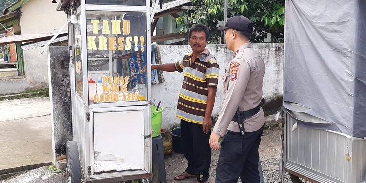 Anggota Polsek Lebakgedong Polres Lebak Giat Sambang Ke Pelaku Usaha UMKM Warga Desa Banjaririgasi