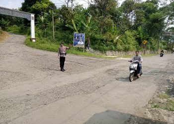 Hadir di tengah masyarakat, Anggota Polsek Lebakgedong Polres Lebak Berikan pelayanan Pengaturan Lalulintas