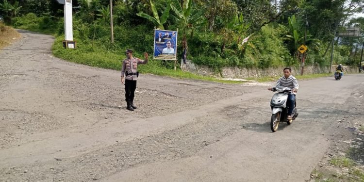 Hadir di tengah masyarakat, Anggota Polsek Lebakgedong Polres Lebak Berikan pelayanan Pengaturan Lalulintas