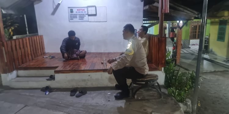 Tumbuhkan Kesadaran Warga, Bhabinkamtibmas Polsek Ciwandan Polres Cilegon Polda Banten Ajak Warga Ronda