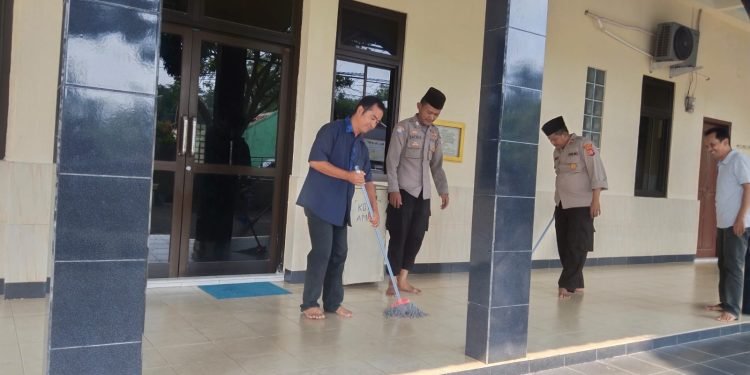 Kebersihan Sebagian Dari Iman, Kanit Binmas Polsek Mancak Polres Cilegon Polda Banten Guyub Bersama Warga Masyarakatg