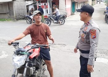 Ps Kanit Binmas Polsek Lebakgedong Polres Lebak Sapa Warga, Ingatkan Wapada Dalam Berkendara