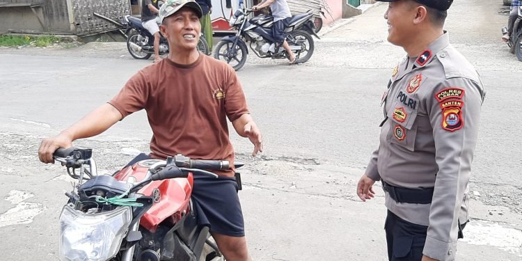 Ps Kanit Binmas Polsek Lebakgedong Polres Lebak Sapa Warga, Ingatkan Wapada Dalam Berkendara
