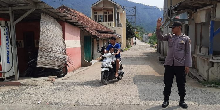 Hadir d tengah masyarakat, Anggota Polsek Lebakgedong Polres Lebak Berikan pelayanan Pengaturan Lalulintas