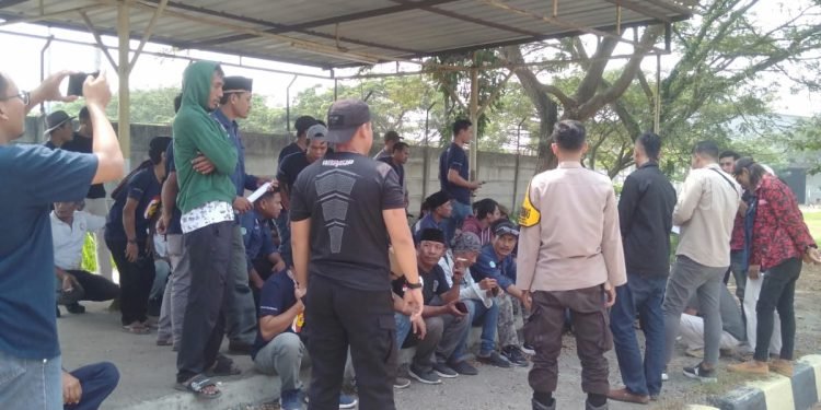 Sampaikan Pesan-Pesan Kamtibmas, Bhabinkamtibmas Polsek Bojonegara  Polres Cilegon Polda Banten Sambangi Warga Desa Mekarjaya Kec Bojonegara Kab serang