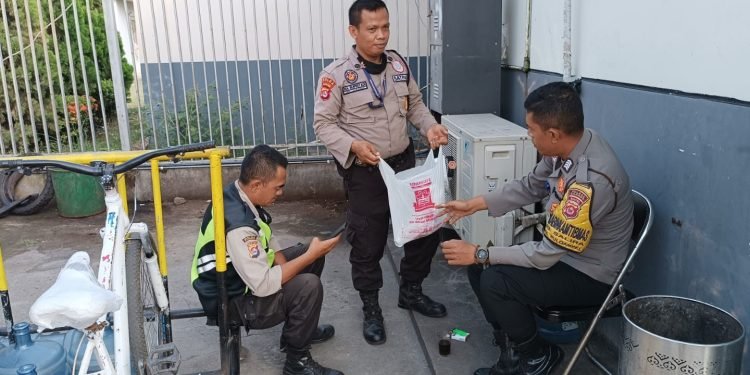 Sowan senyum Sapa Salam,Bhabinkamtibmas Polsek Puloampel Polres Cilegon Polda Banten Sisipkan Pesan-Pesan Kamtibmas
