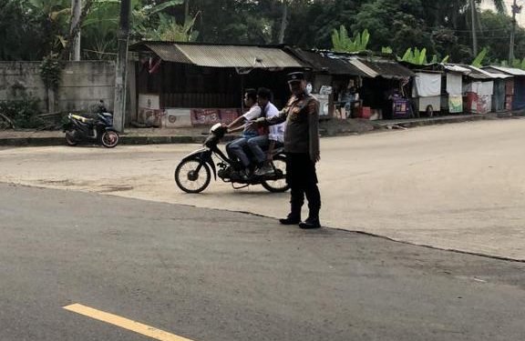 Polsek Cinangka Polres Cilegon Polda Banten melaksanakan Strong point antisipasi kepadatan arus lalu lintas