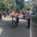 MENJAGA KAMSELTIBCAR LANTAS ANGGOTA POLSEK WANASALAM POLRES LEBAK LAKSANAKAN STRONG POINT LAYANI WARGA YANG AKAN BERAKTIFITAS