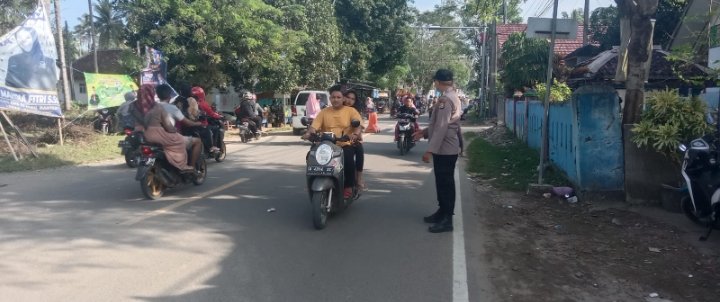 MENJAGA KAMSELTIBCAR LANTAS ANGGOTA POLSEK WANASALAM POLRES LEBAK LAKSANAKAN STRONG POINT LAYANI WARGA YANG AKAN BERAKTIFITAS
