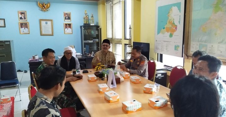 Bersama Camat Cibeber, Kapolsek Cibeber Wujudkan Kondusifitas wilayah Melalui “JUMAT CURHAT”