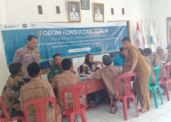 Pastikan Aman, Bhabinkamtibmas Polsek Panggarangan Polres Lebak Hadiri FKP Regsosek di Aula Desa Sogong