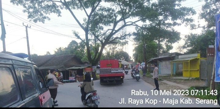 Polsek Kopo Polres Serang Melaksanakan Strong Point pagi Pengaturan Lalin di Jl. Raya Kopo – Maja