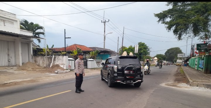Menjaga Kamseltibcar lantas,Anggota Polsek warunggunung  Polres Lebak laksanakan strong Poin Melayani Masyarakat dipagi hari