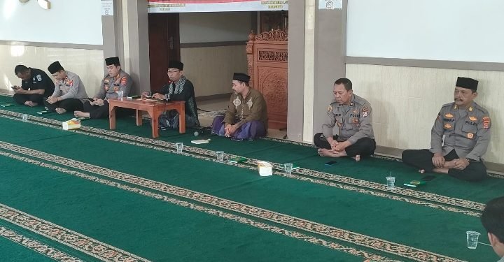 Dalam rangka meningkatkan iman dan taqwa terhadap Tuhan Yang Maha Esa, Personel Polres Serang rutin melaksanakan pengajian mingguan