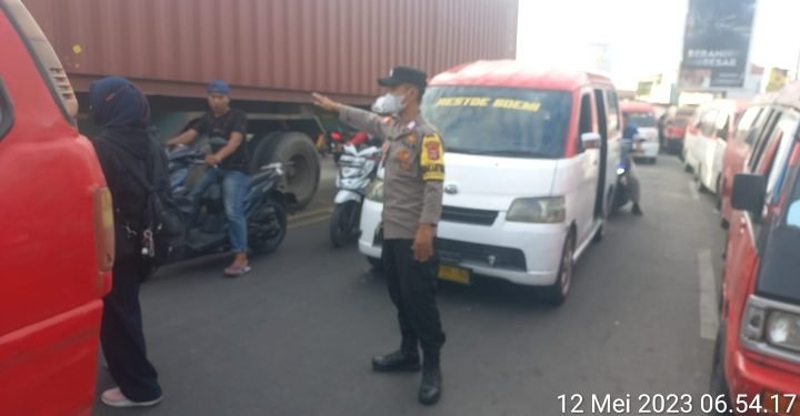 Strong Point Pagi, Personel Polsek Cikande Lakukan Penjagaan dan Pengaturan Lalulintas di Lokasi Rawan Macet
