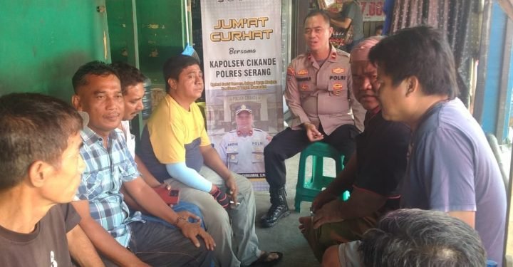 Gelar Jum’at Curhat, Polsek Cikande Dengar Curhatan Komunitas Sopir angkot di depan PT. PWI-1 Kibin