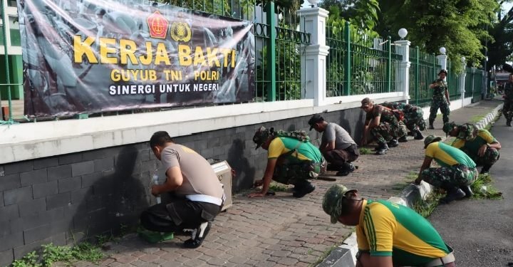 Polres Lebak Bersama TNI dan Pemda Lebak Laksanakan Kerjabakti Bersihkan Areal Masjid Agung Al A’rof Rangkasbitung