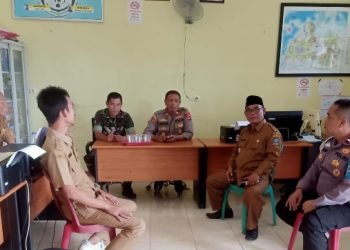 Kapolsek Pontang Polres Serang dan Danramil Pontang ngobrol bareng dengan Kepala Desa Wanayasa dalam Sinergitas 3 Pilar