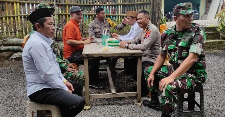 Bersama Camat Cibeber, Kapolsek Cibeber Wujudkan Kondusifitas wilayah Melalui “JUMAT CURHAT”