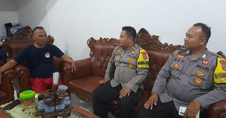 Cegah Gangguan Kamtibmas Pada Siang Hari ,Anggota Samapta Polsek Cibeber Polres Cilegon Polda Banten Laksanakan Sambang Di Lingkungan Masyarakat Kalang Anyar Cibeber