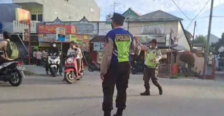 Cegah kecelakaan & kemacetan Lalulintas, personil Polsek Cibeber  Polres Cilegon Polda Banten berikan Pelayanan  Pengaturan Pagi dan Sore hari