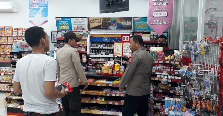 Jaga Kondusifitas Bhabinkamtibmas Polsek Wanasalam Polres Lebak Sambang dan patroli Dialogis Sejumlah Minimarket