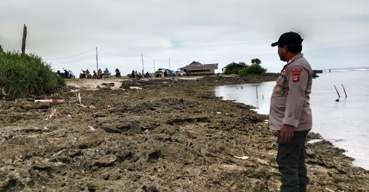 Ini Cara yang di lakukan Anggota Polsek Wanasalam Cegah Laka Laut Nelayan Binuangeun