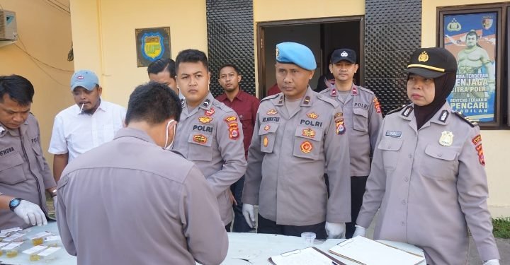Cegah Pelanggaran Personil, Si Propam Polres Lebak Lakukan Tes Urine Personil