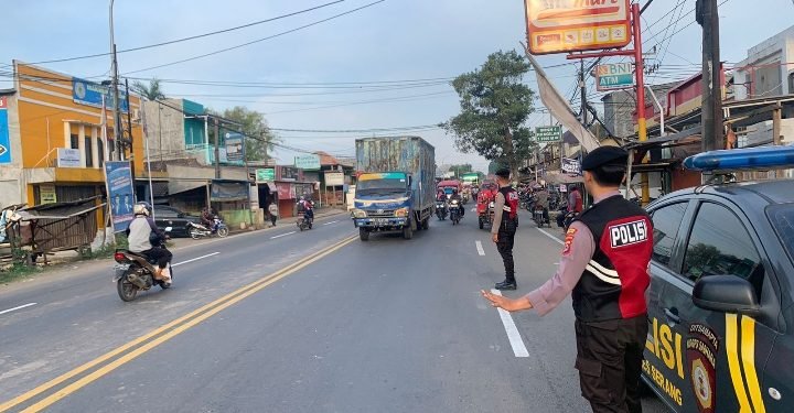 personel Sat Samapta Polres Serang diturunkan untuk melaksanakan pengaturan lalulintas