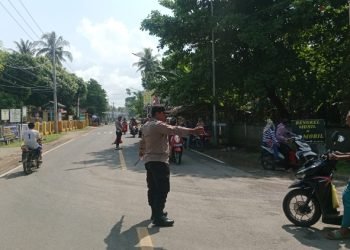 Hadir Di Tengah masyarakat, Anggota Polsek Wanasalam memberikan pelayanan kepada Pengguna Jalan Raya