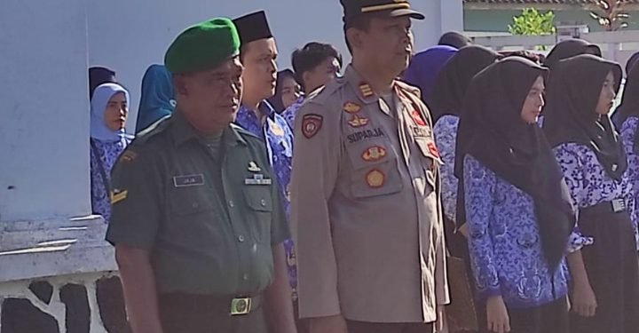 Kapolsek Wanasalam Polres Lebak menghadiri Upacara Hari Pendidikan Nasional dan Hari Kebangkitan Nasional ke 115 tahun 2023 tingkat Kec. Wanasalam