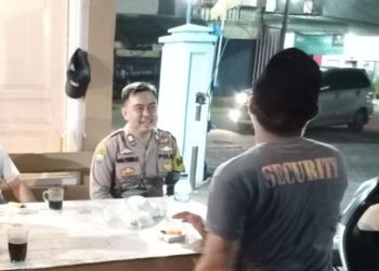 Berikan Rasa Aman, Polsek Cibeber Sambangi Petugas Ronda Malam