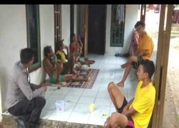 Sambangi Lingkungan Warga Masyarakat, Personel Bhabinkamtibmas Polsek Mancak Polres Cilegon Polda Banten Hadirkan Kamtibmas Kondusif