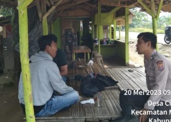 Bhabinkamtibmas Polsek Malingping Polres Lebak Ngobrol Santai Dengan Warga Sambil Sampaikan Pesan