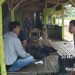 Bhabinkamtibmas Polsek Malingping Polres Lebak Ngobrol Santai Dengan Warga Sambil Sampaikan Pesan