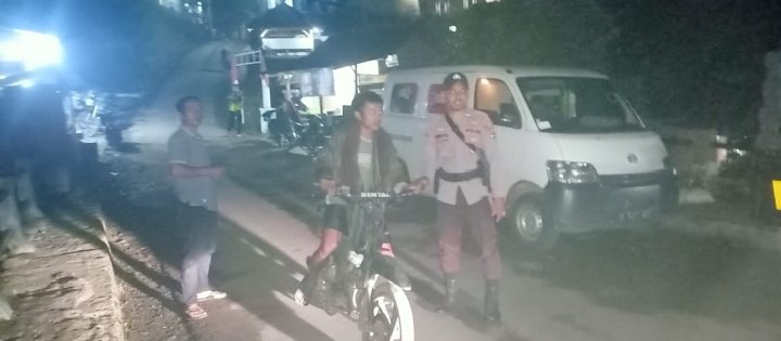 Polsek Sobang Melaksanakan giat Patroli Rutin dengan Sasaran Perkantoran,Pertokoan,Sekolahan dan Pemukiman Penduduk, Antisipasi C3,Curnak dll di Wilkum Polsek Sobang Polres Lebak