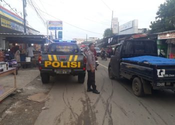 Hadir Di Tengah masyarakat, Anggota Polsek Wanasalam memberikan pelayanan kepada Pengguna Jalan Raya