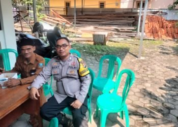 Duduk bareng masyrakat, “YUK NGOPI WAE” Bhabinkamtibmas Polsek Puloampel Polres Cilegon Duduk Bersama