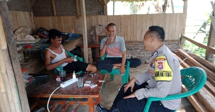 Sambang Desa Bhabinkamtibmas Polsek Petir Polres Serang Dalam Menyampaikan Pesan Kamtibmas Ke Masyarakat